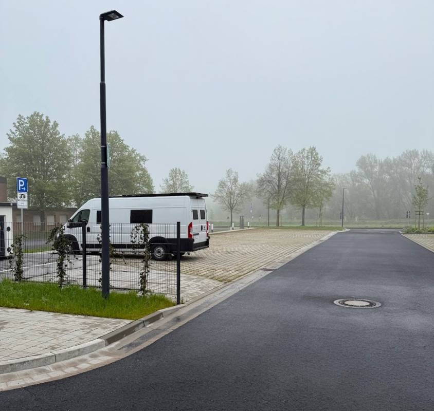 Stellplatz am Wichtelbrunnenbad — Місце для кемперів in Niestetal