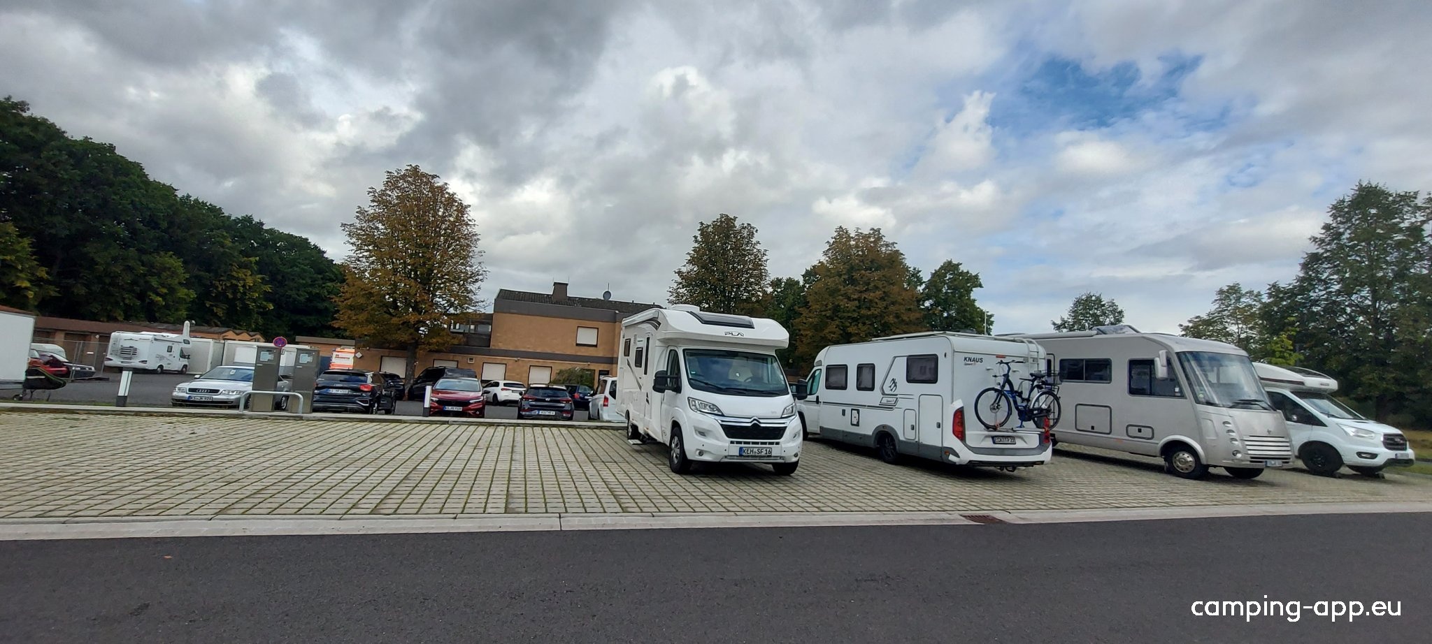 Stellplatz am Wichtelbrunnenbad — Campervan Site in Niestetal