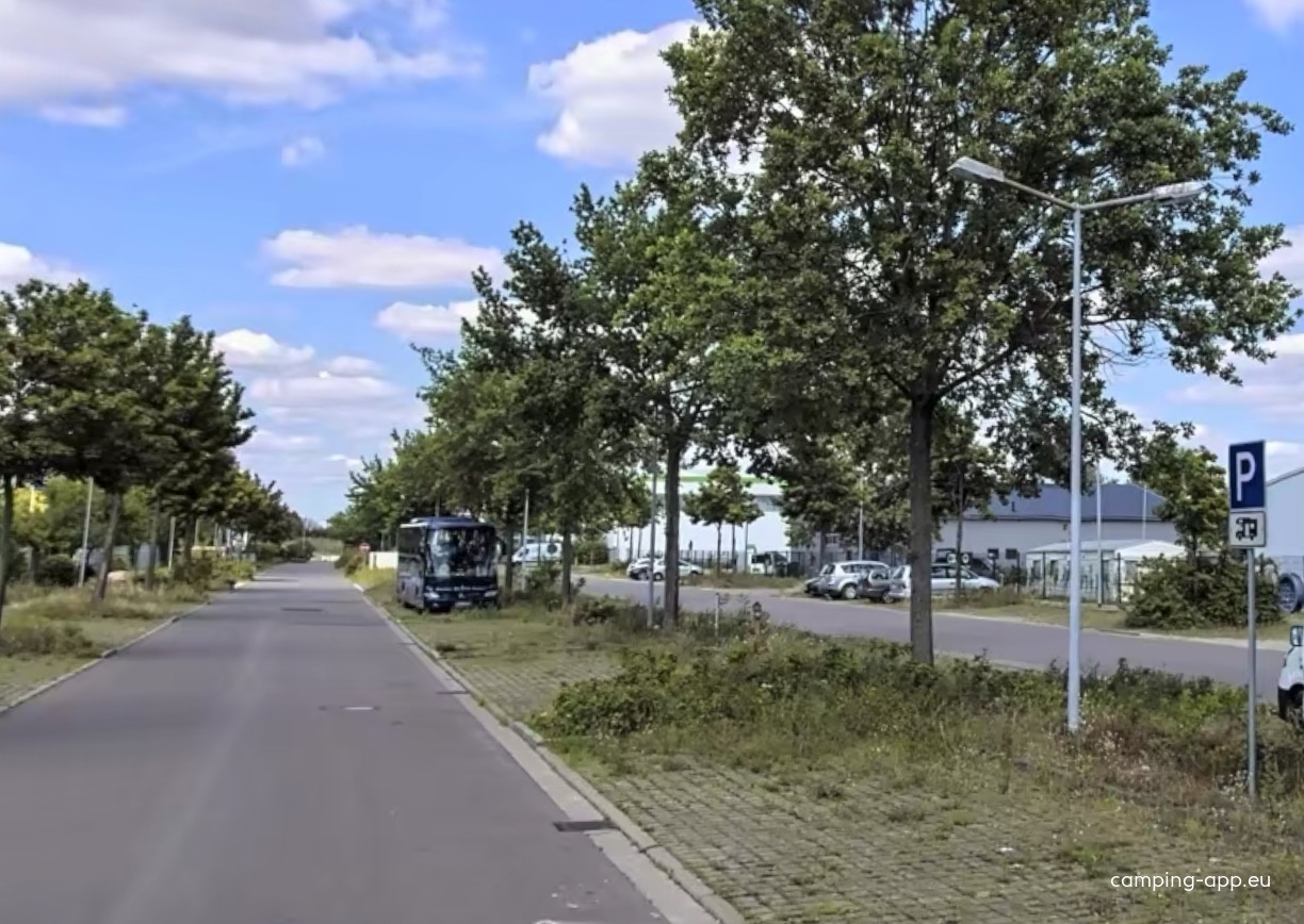 Übernachtungsparkplatz an der B1 Schöneiche — Parkeringsplass m. overnatting in Schöneiche bei Berlin