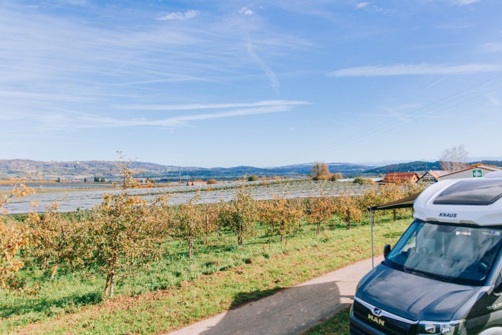 Stellplatz Linzgaublick auf dem Bio-Obstgut Oberhof — Місце для кемперів in Überlingen