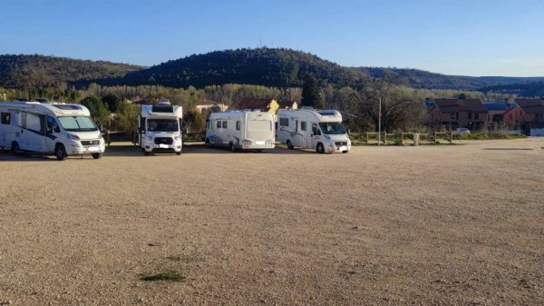 Área de Autocaravanas Covarrubias — Photo 2