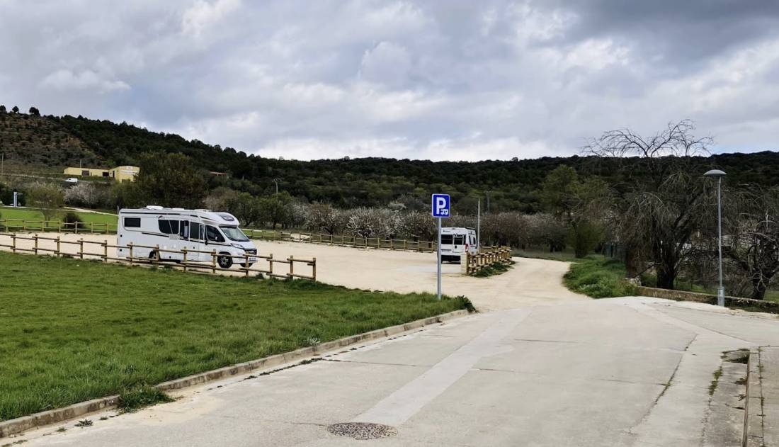 Área de Autocaravanas Covarrubias — Karavan Sitesi in Covarrubias
