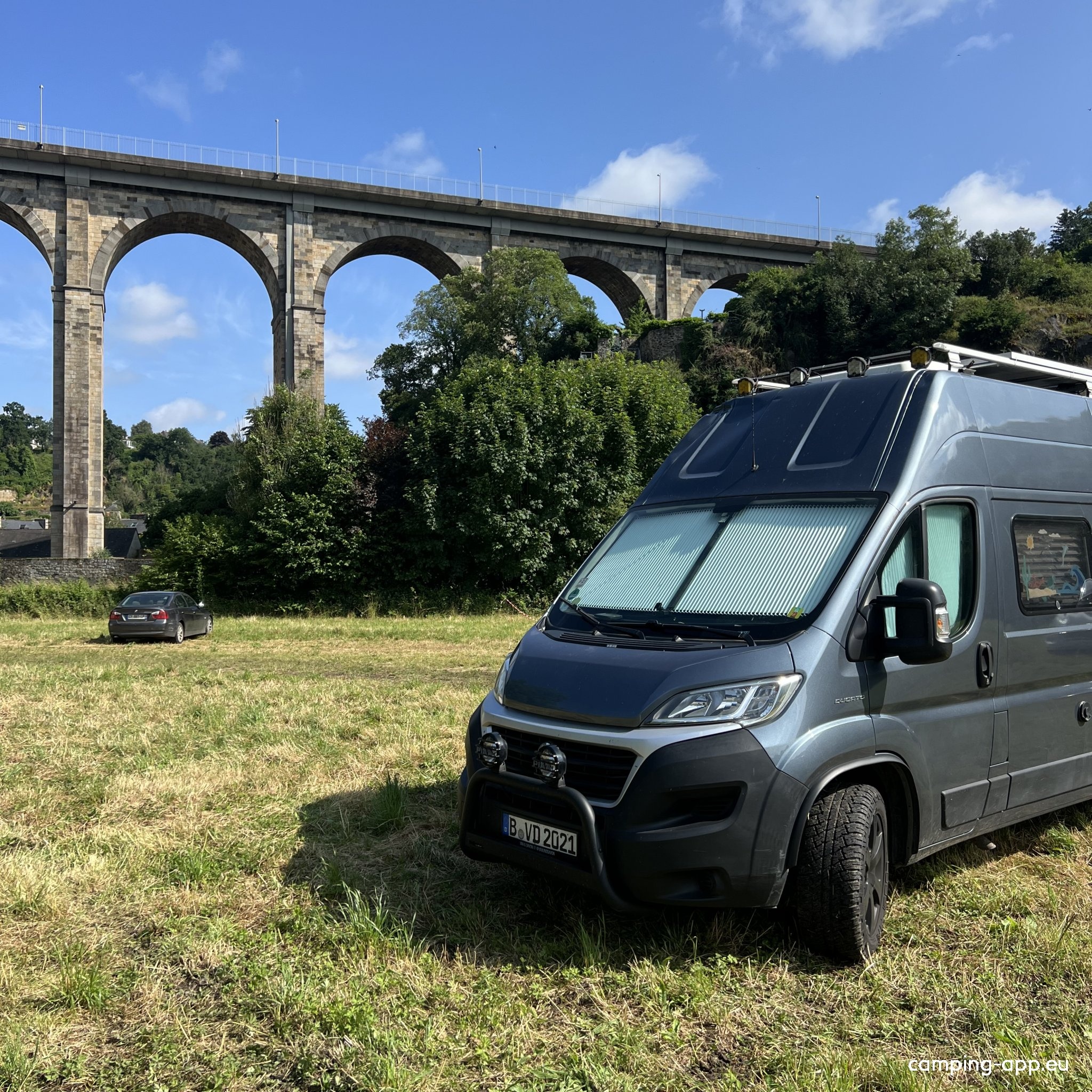 Parkplatz bei Dinan — Estacionamento público in Lanvallay