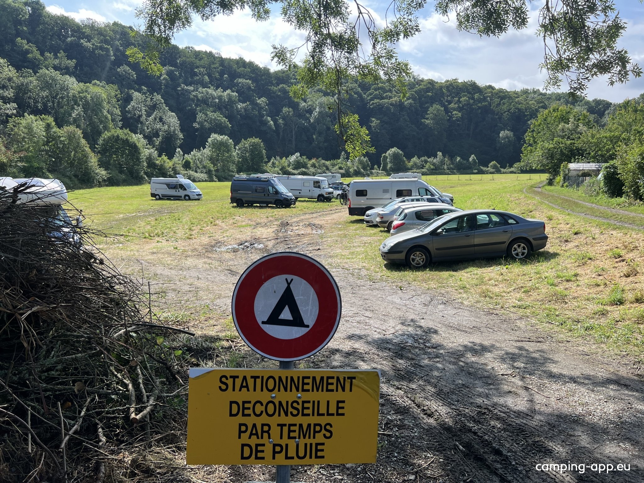Parkplatz bei Dinan — Public Parking in Dinan