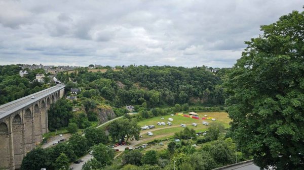 Parkplatz bei Dinan — Foto 3