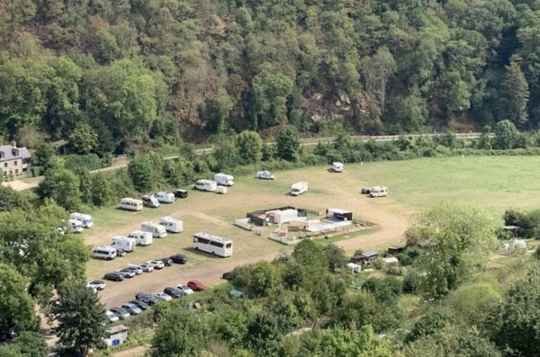 Parkplatz bei Dinan — Foto 2
