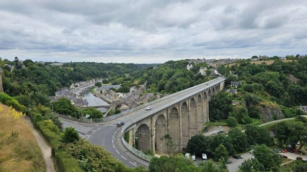 Parkplatz bei Dinan — Foto 4
