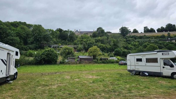 Parkplatz bei Dinan — Foto 6
