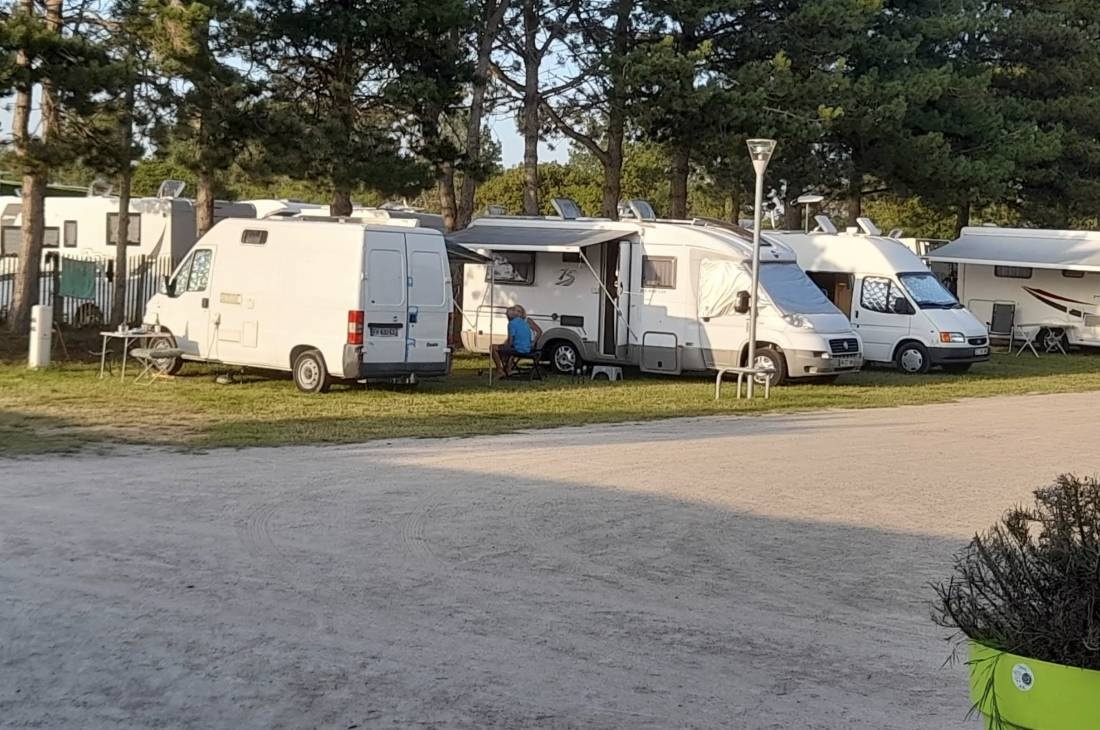 Stellplatz Hauteville-sur-Mer — Camperplads in Hauteville-sur-Mer
