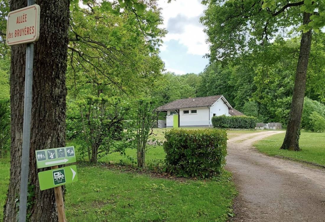 Camping Municipal du Lac de Pont — Kemp in Pont-et-Massène