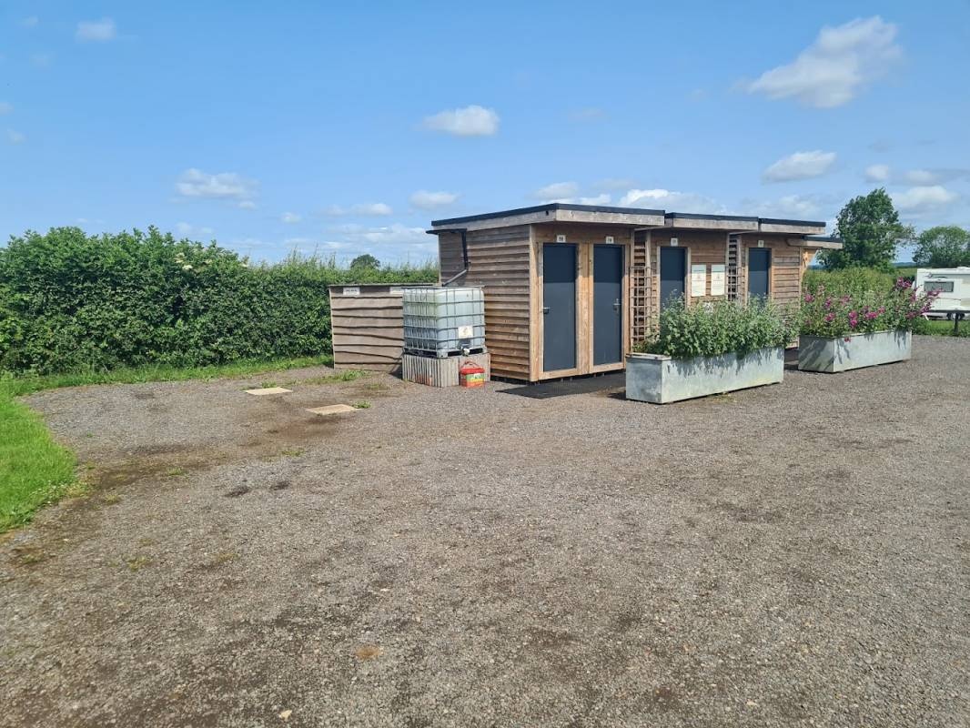 yellowtail camping — Cámping in Hilperton