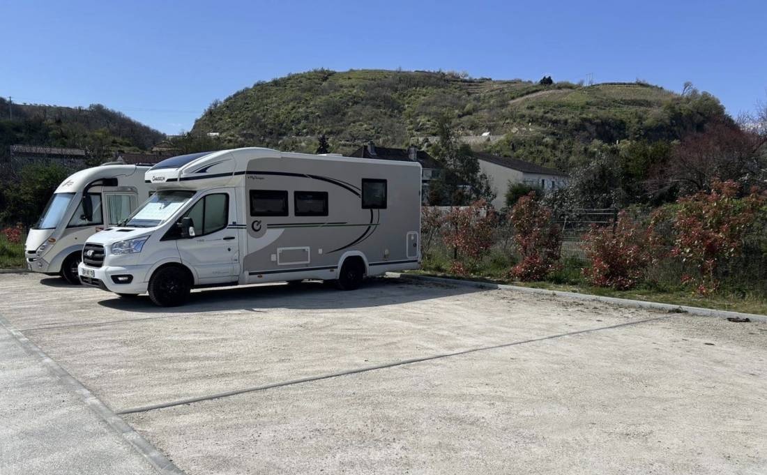 Emplacement Camping Car — Ställplats in Serrières