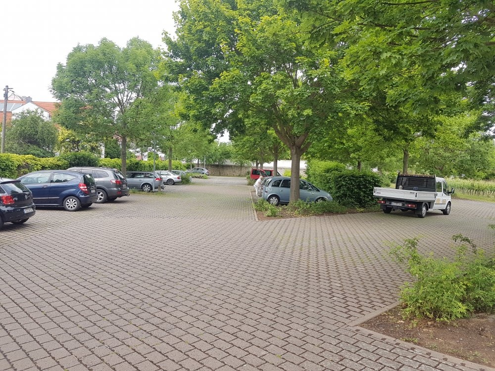 Stellplatz am Nickelgarten Westhofen — Campervan Site in Westhofen