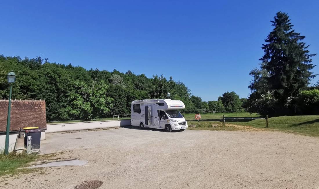 Stellplatz La Selle-en-Hermoy — Camperplads in La Selle-en-Hermoy