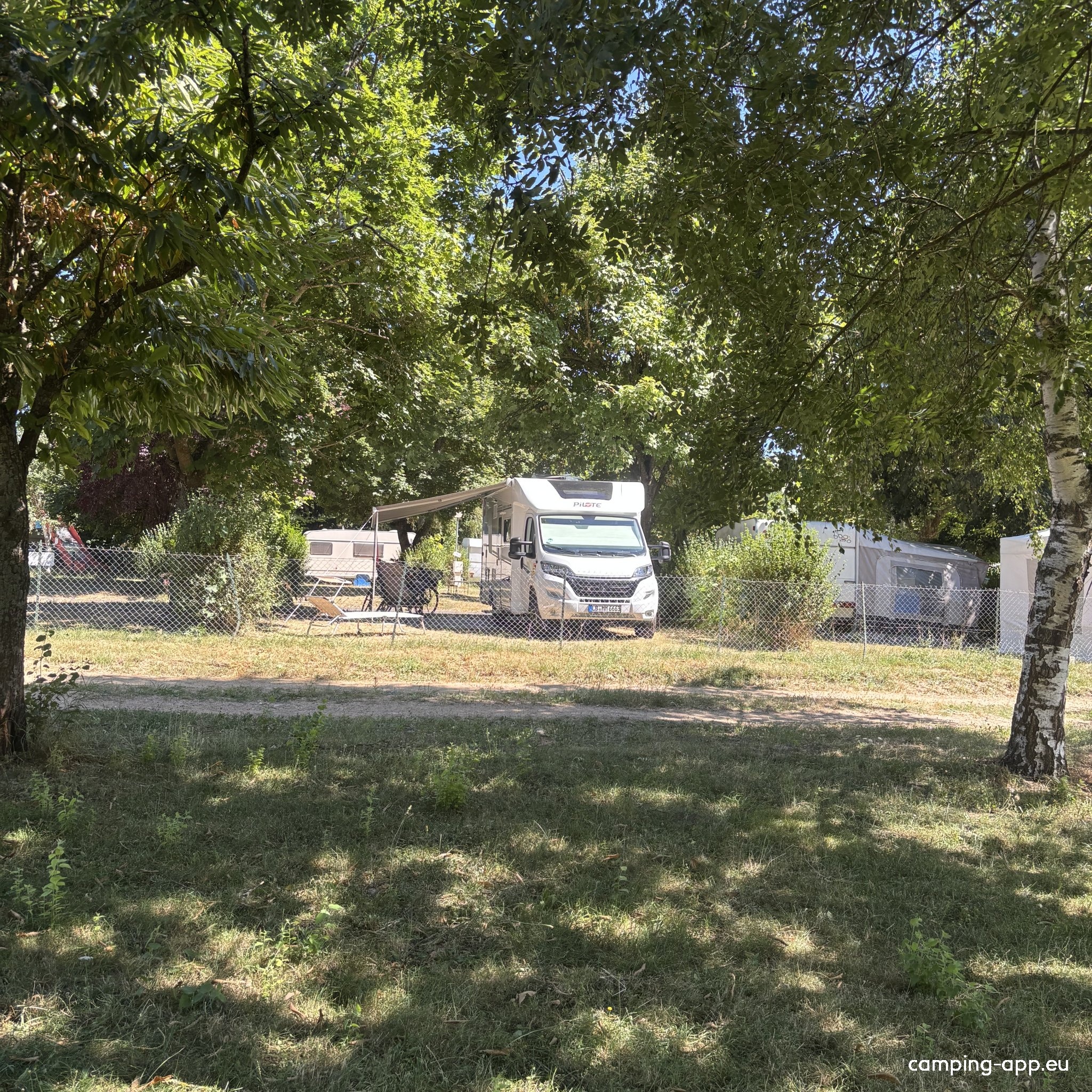 Camping Les Ombrelles *** — Campingplats in Lavoûte-sur-Loire