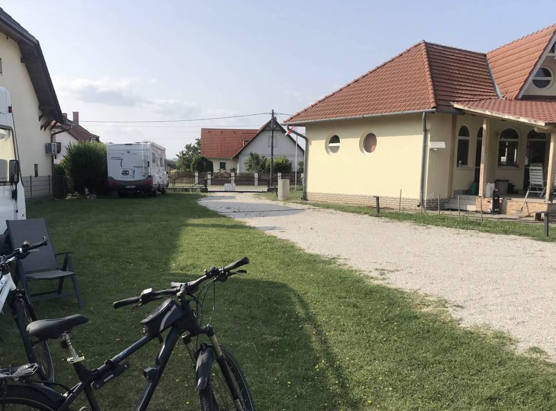 A1 Apartment und Stellplatz am Balaton — Camperplads in Balatonszentgyörgy