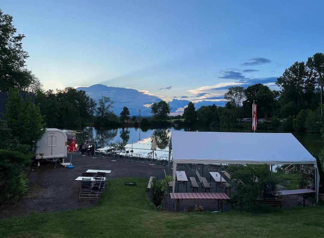 Camping am alten Badweiher — Kamp yeri in Weißenburg in Bayern