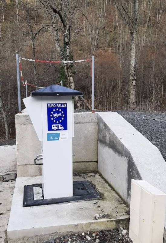 Stellplatz Chaudes-Aigues — Area Autocaravanas in Chaudes-Aigues
