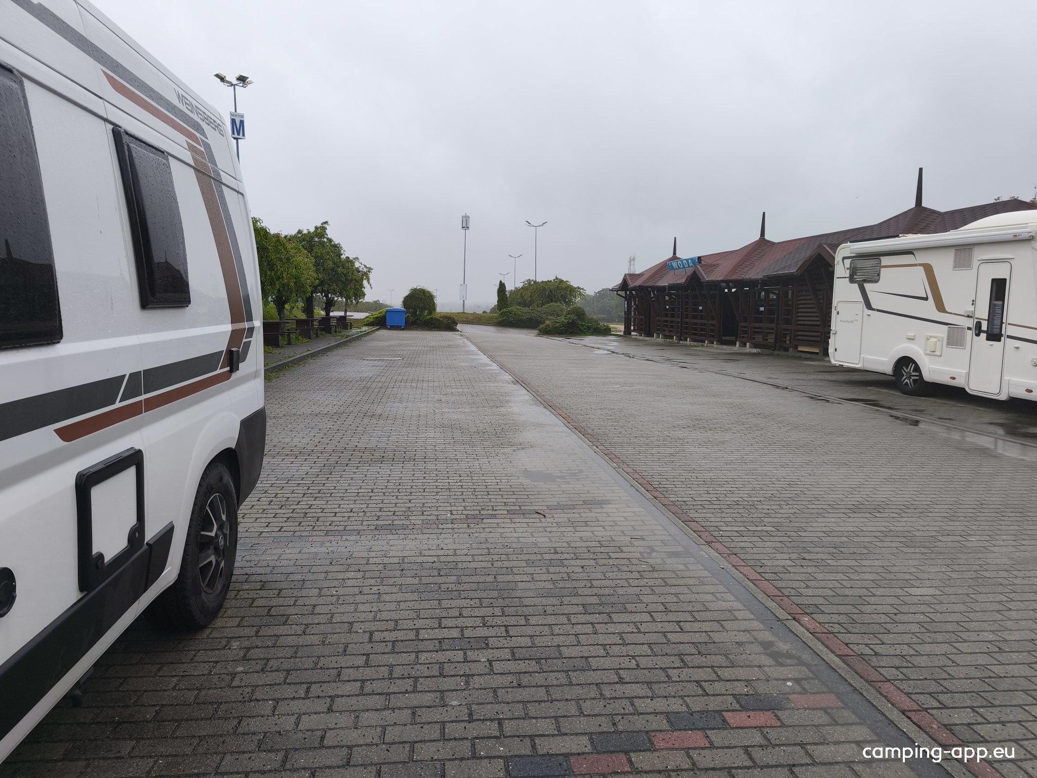 Stellplatz am Großparkplatz des Klosters — Bobilplass in Częstochowa