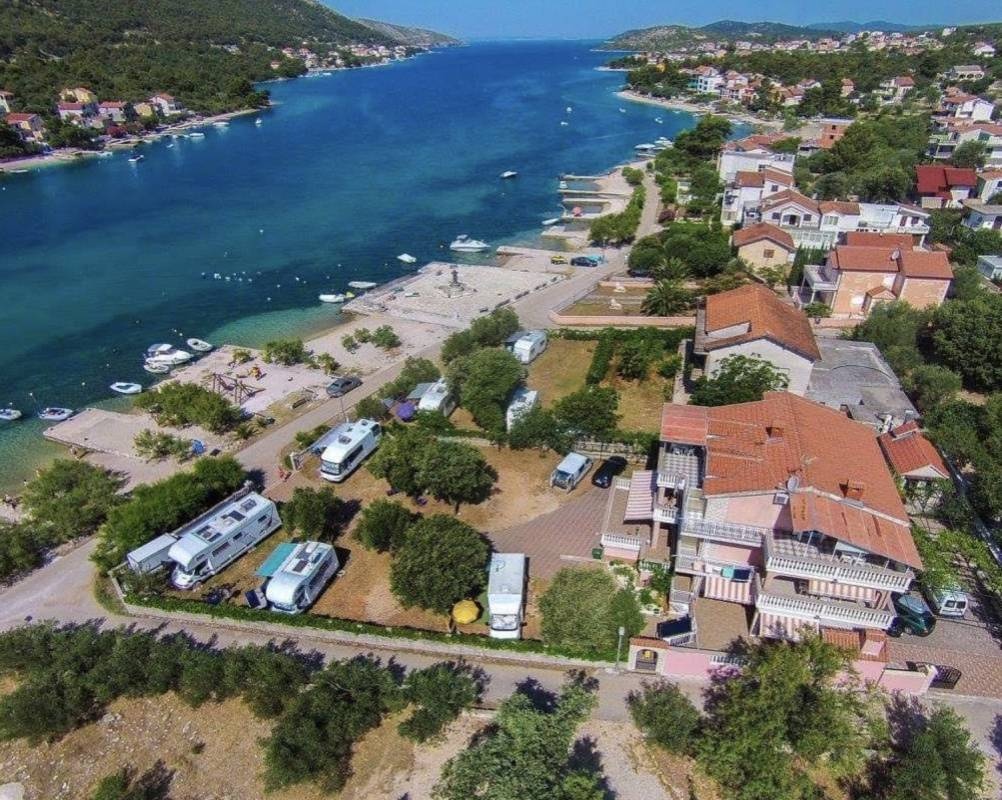 Autocamp Maestral — Camperplaats in Grebaštica