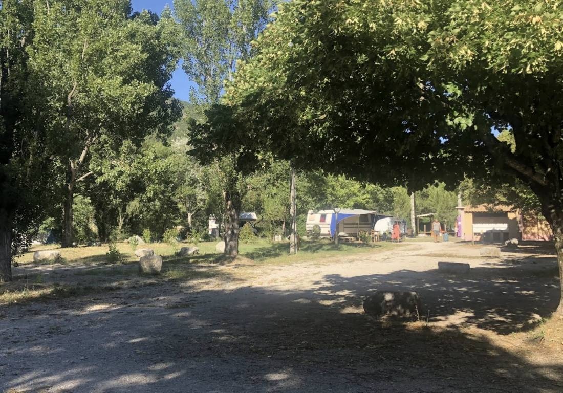 Camping Municipal Les Oliviers — Campingplats in Sahune