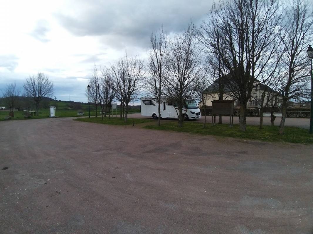 Aire de Service Humbligny — Ställplats in Humbligny