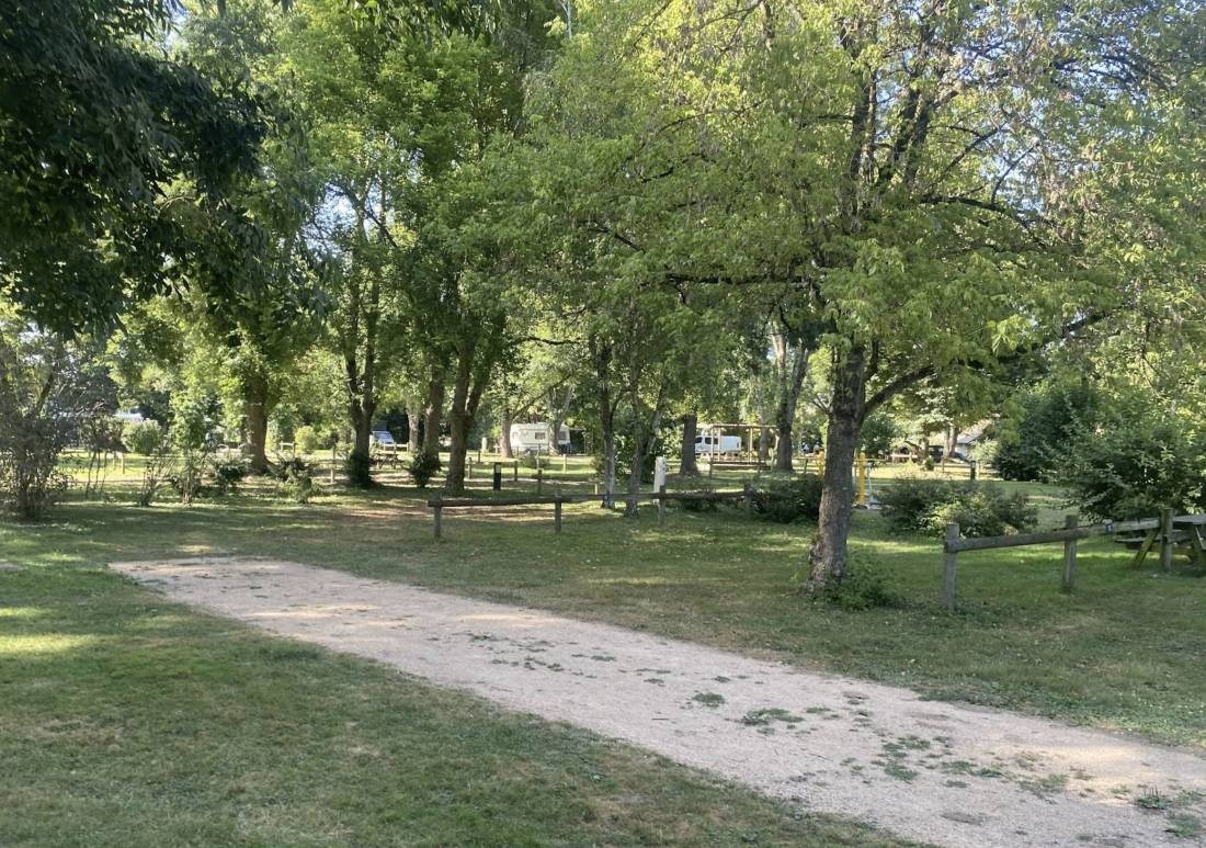 Camping au bon endroit **** — Sítio de acampamento in Paray-le-Monial