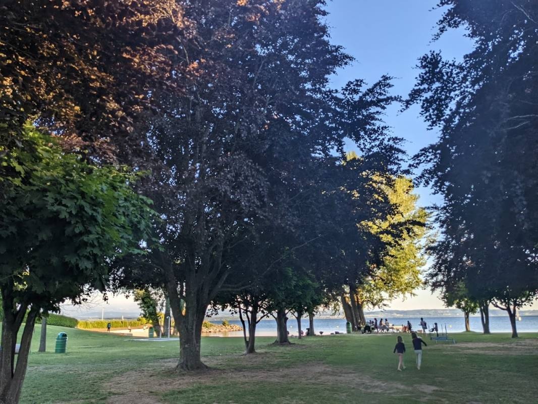 Camping, terrain du Petit-Cortaillod — Camping Site in Cortaillod