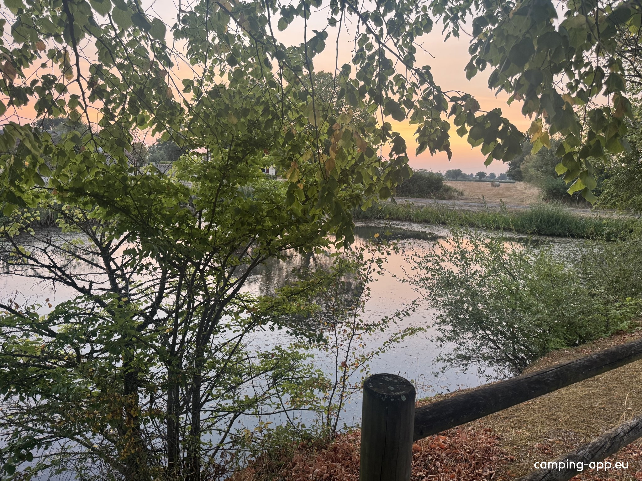 Stellplatz Saint-Léopardin-d'Augy — Sítio para autocaravanas in Saint-Léopardin-d'Augy