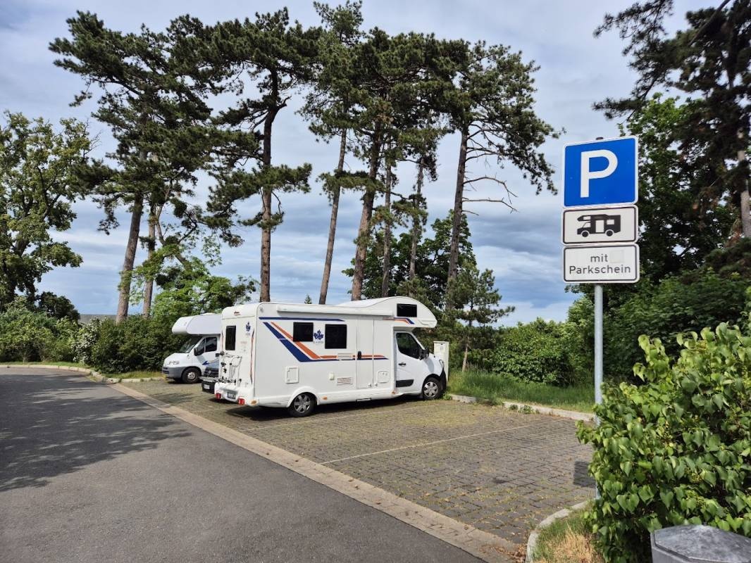 Wohnmobilstellplatz + Parkplatz Blankenburg — Sp. parking dla kamperów in Blankenburg (Harz)