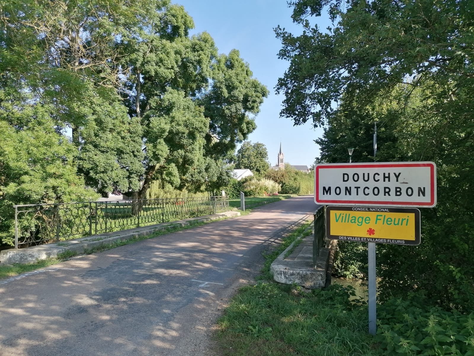 Stellplatz Douchy-Montcorbon — Aire camping car in Douchy-Montcorbon