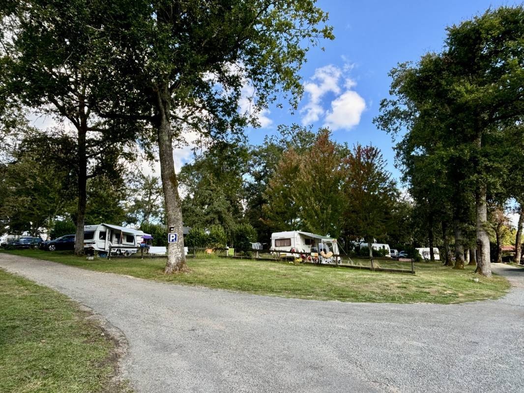 Camping Lestaubière — Campingplats in Douville