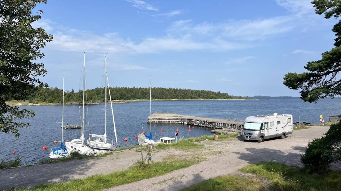 Kustvy Camping och Stellplatser — 露营车营地 in Hållnäs