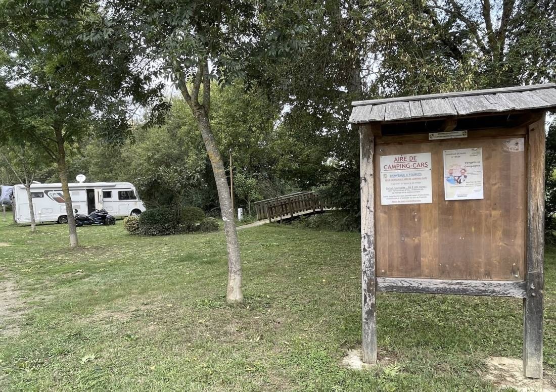 Aire camping car Fourcès — Camperplaats in Fourcès