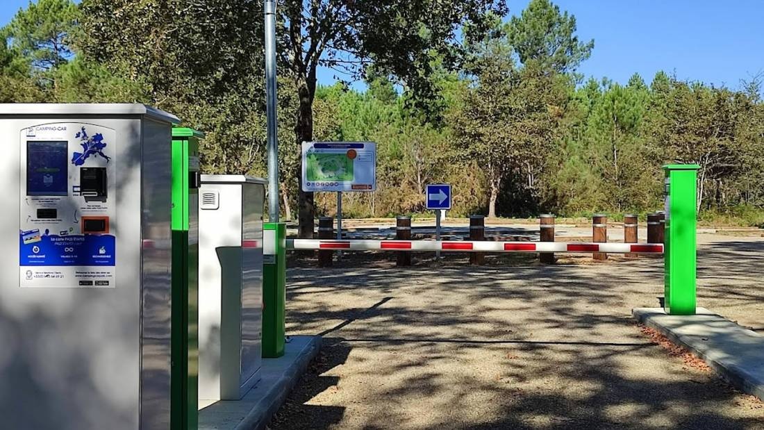 Camping-Car Park Morcenx-la-Nouvelle — Karavan Sitesi in Morcenx-la-Nouvelle