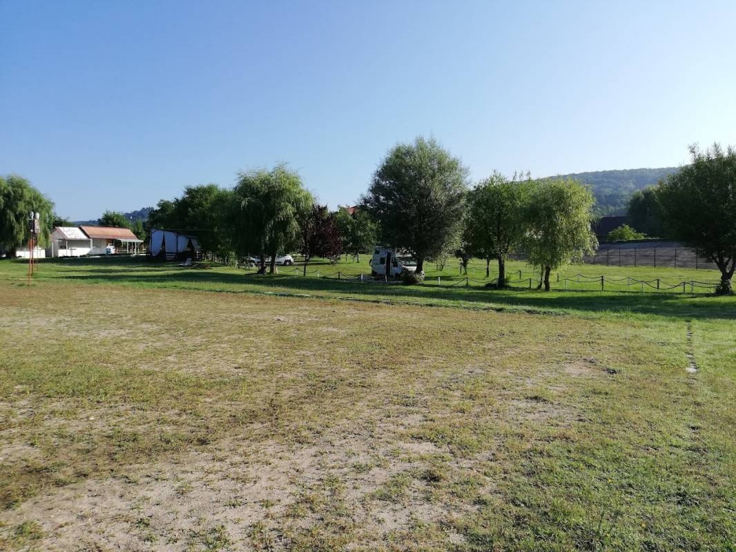 Old Budeasa Lake Public Beach — Overnight-parking in Budeasa Mare