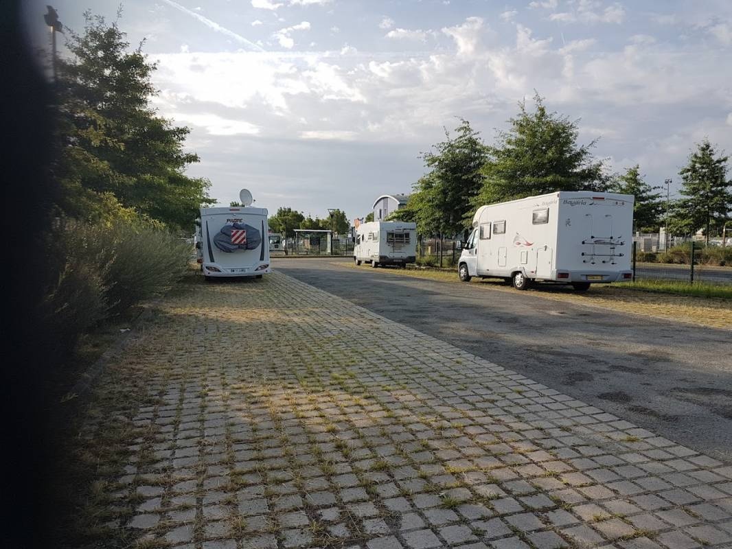 Camping-Car Park — Karavan Sitesi in Libourne