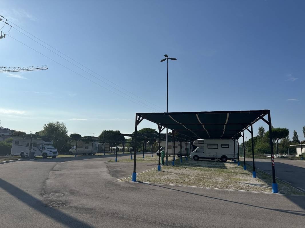 Area Sosta Camper Pinarella — Sp. parking dla kamperów in Cervia