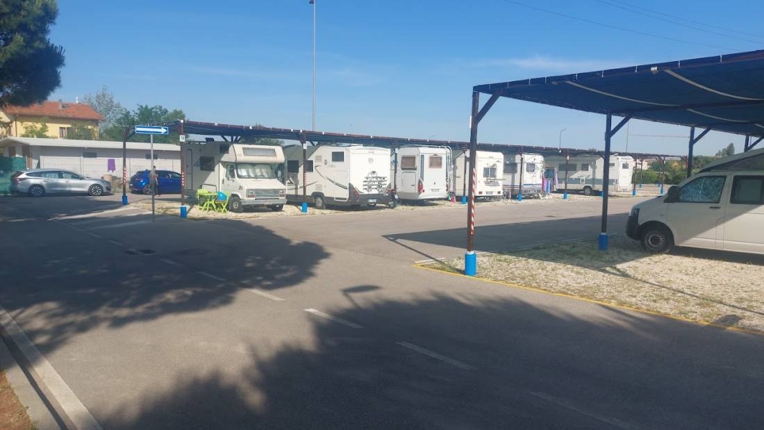 Area Sosta Camper Pinarella — Місце для кемперів in Cervia