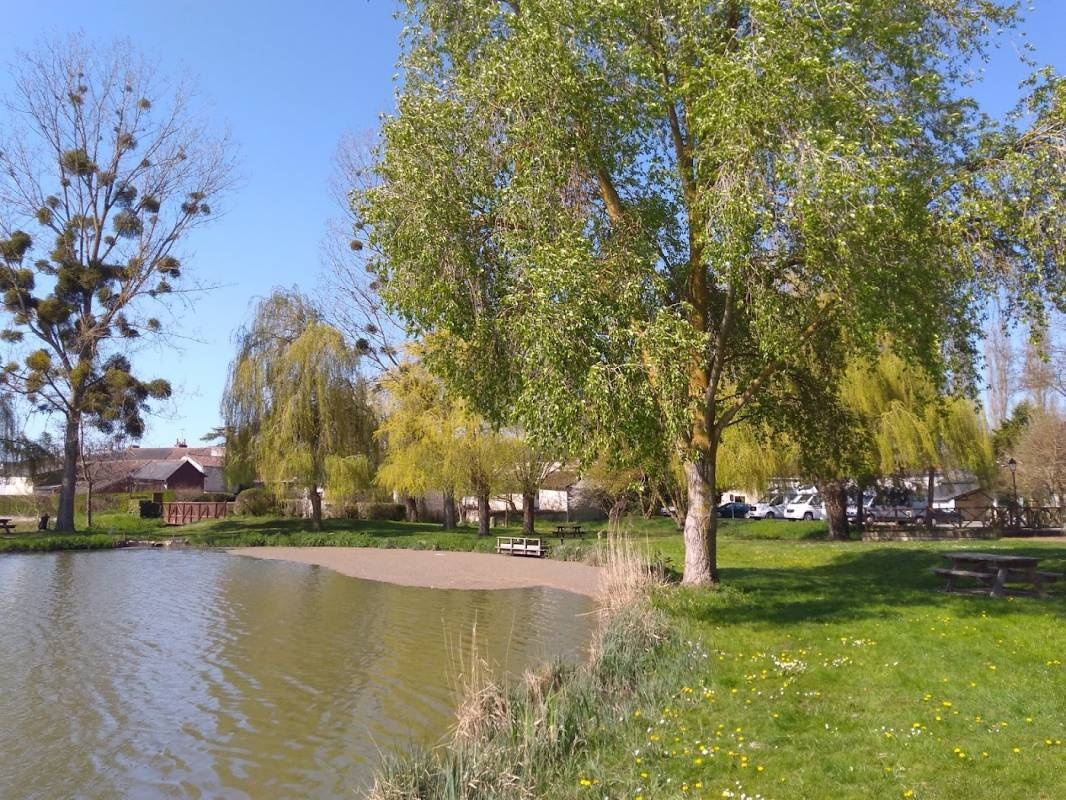 Stellplatz in Champigny-sur-Veude — Karavan Sitesi in Champigny-sur-Veude