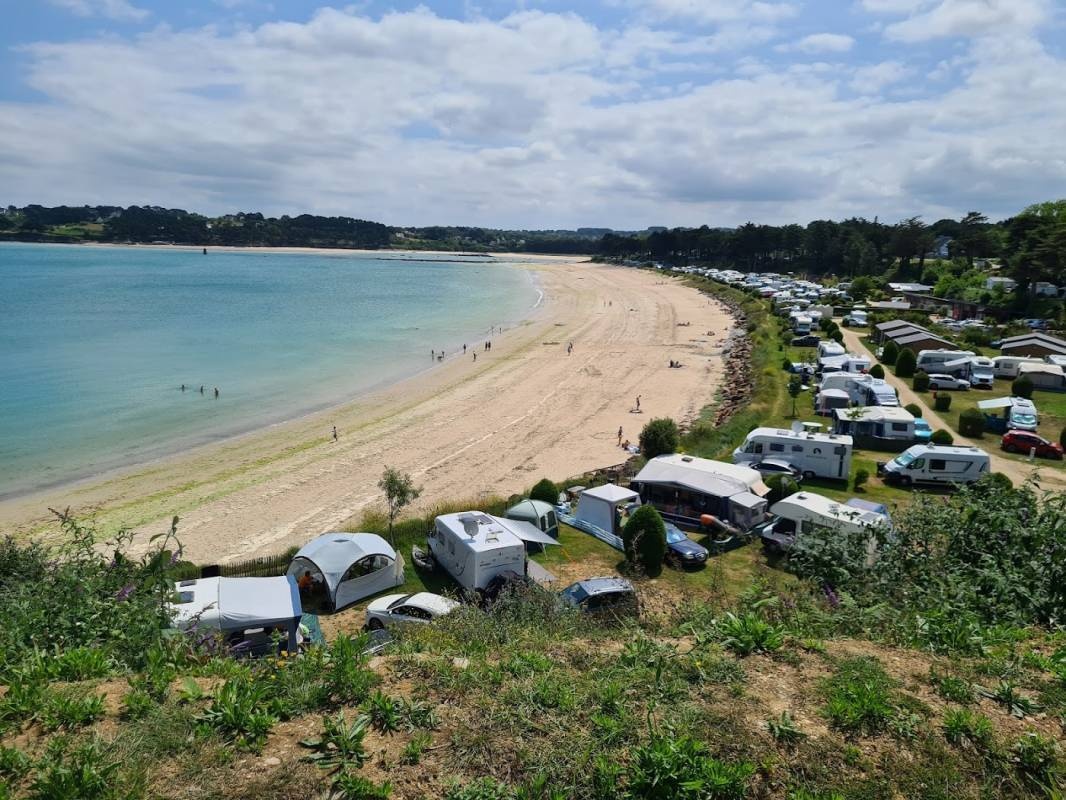 Camping municipal du Fond de la Baie — Area da campeggio in Locquirec