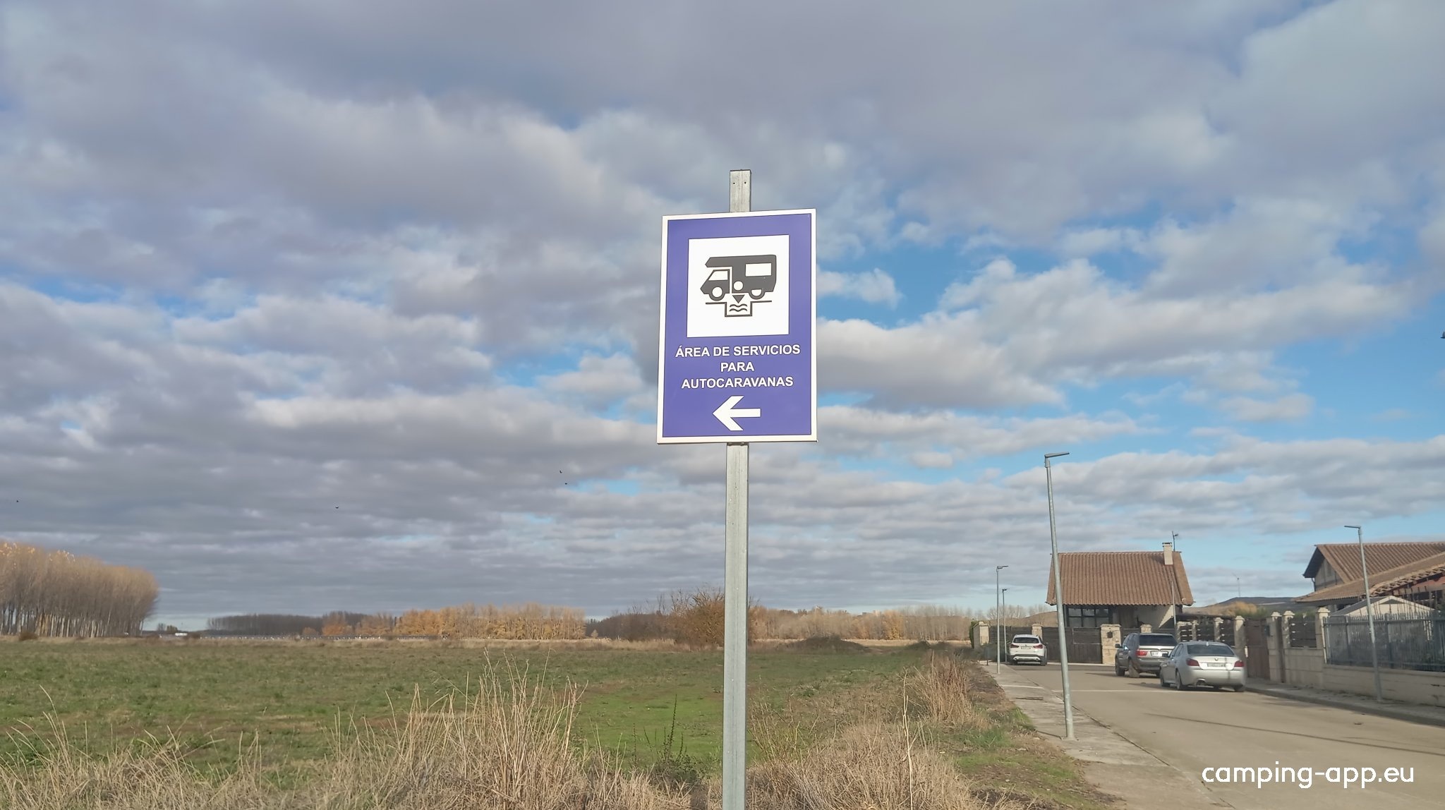 Area De Servicio Autocaravanas — Campervan Site in Husillos