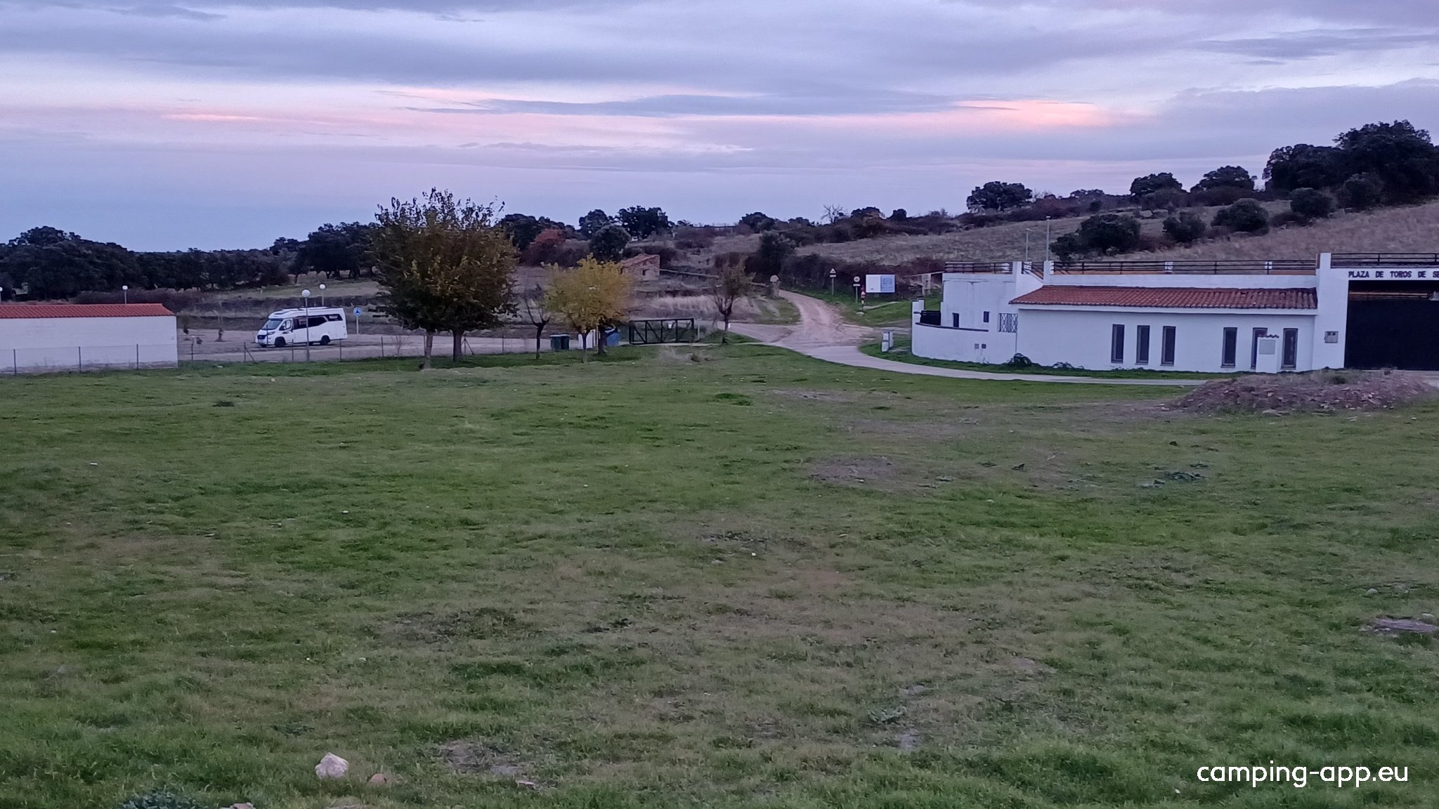 Área de servicio caravanas — Camperplads in Serrejón