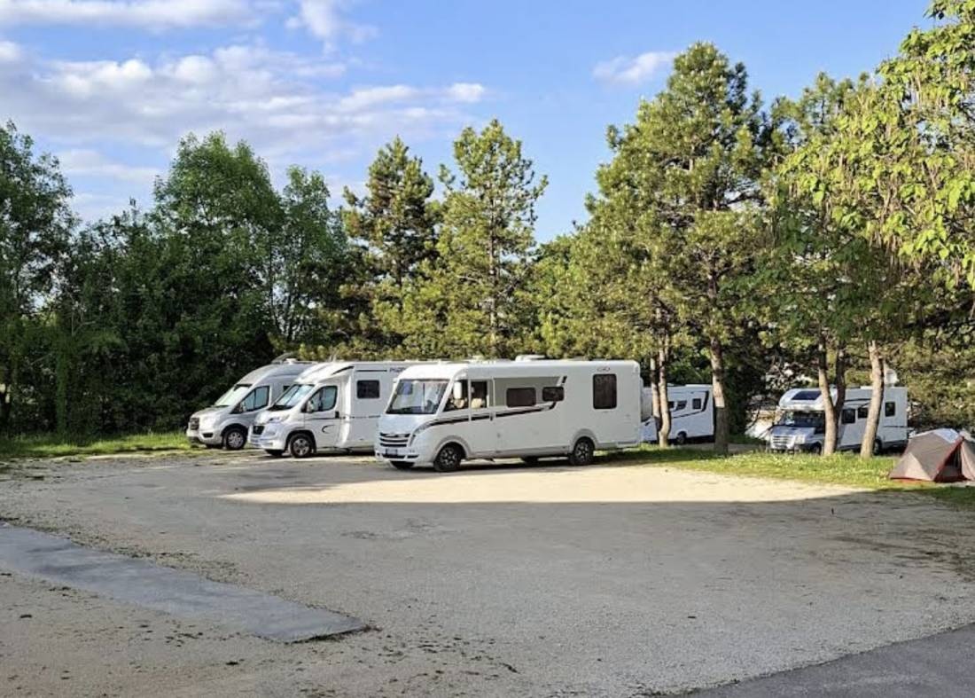 Stellplatz Colombey les deux Églises — Karavan Sitesi in Colombey les deux Églises