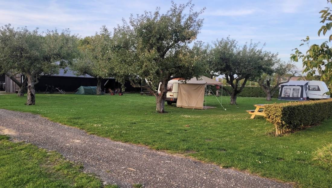 Minicamping Achter het hofje — Sítio de acampamento in Herveld