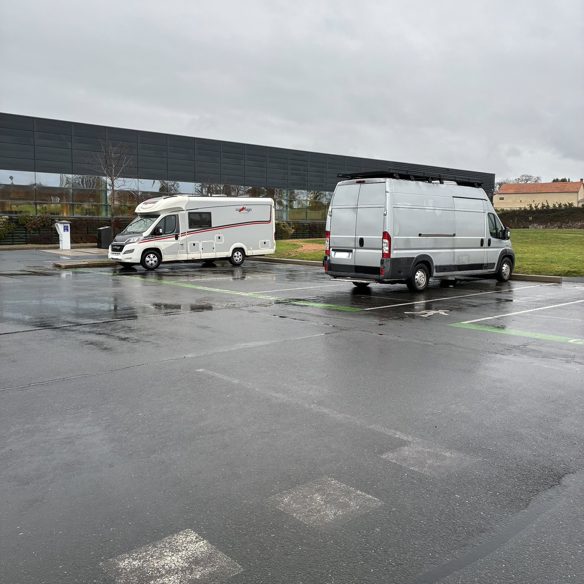 Leclerc — Sítio para autocaravanas in Domérat