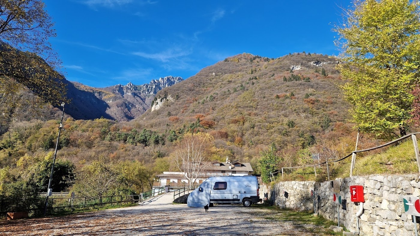 Area sosta camper lago di Tenno — Sp. parking dla kamperów in Tenno