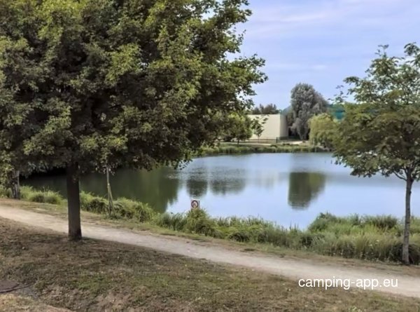 Stellplatz Moussy-le-Neuf — Photo 2