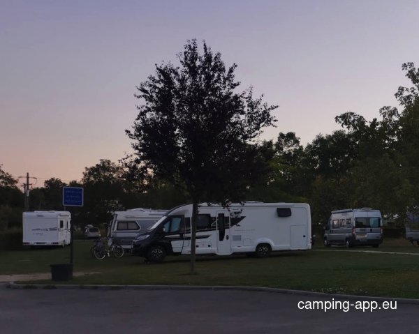 Stellplatz Nesle-Hodeng