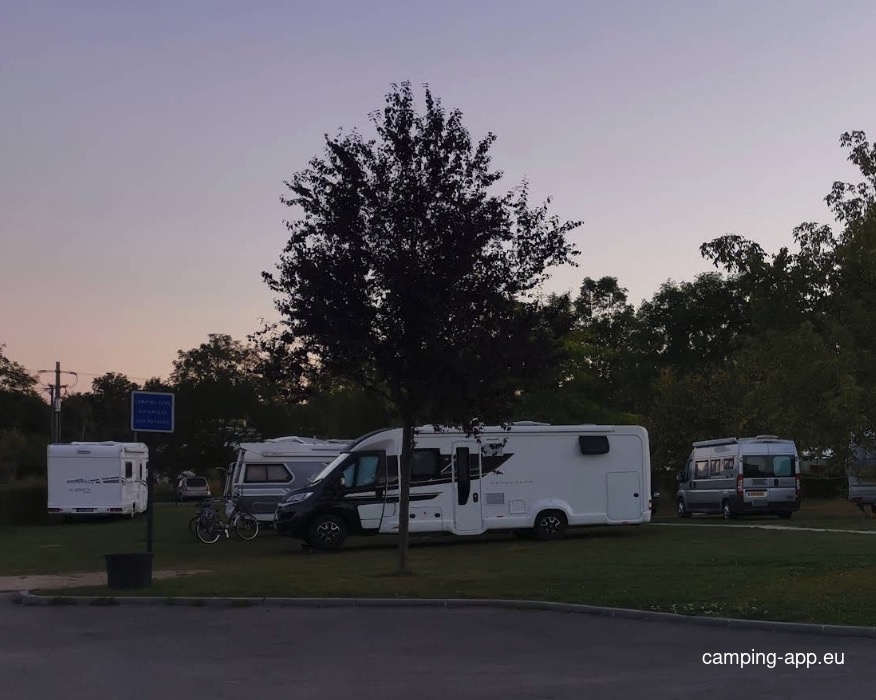 Stellplatz Nesle-Hodeng — Karavan Sitesi in Nesle-Hodeng